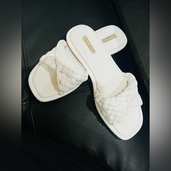 Woman's Sandals FLEX ALDO Chicago NEW IN SIZE 8 SUPER SOFT TO WALK - Picture 1 of 9